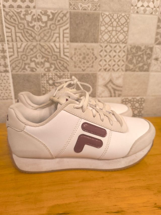 Zapatillas Fila blancas y moradas