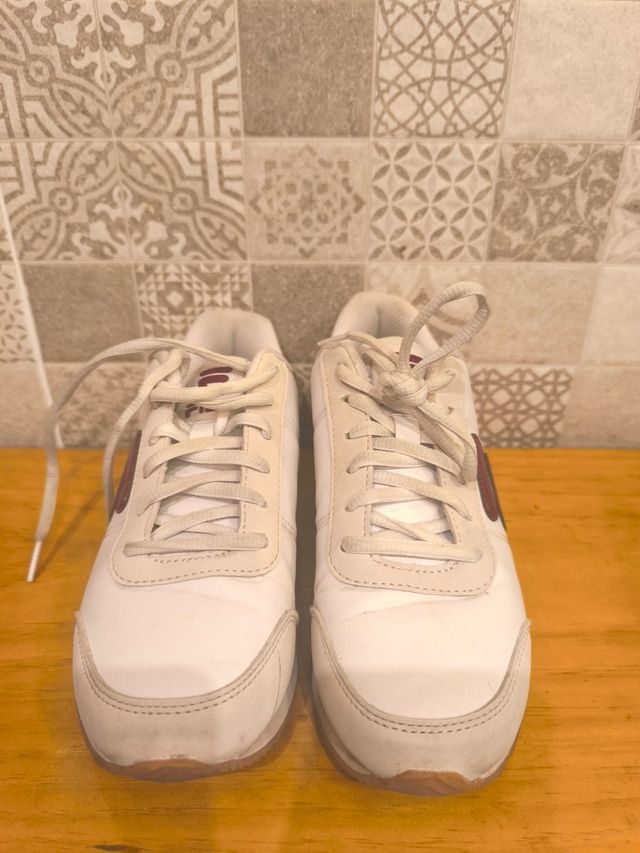 Zapatillas Fila blancas y moradas