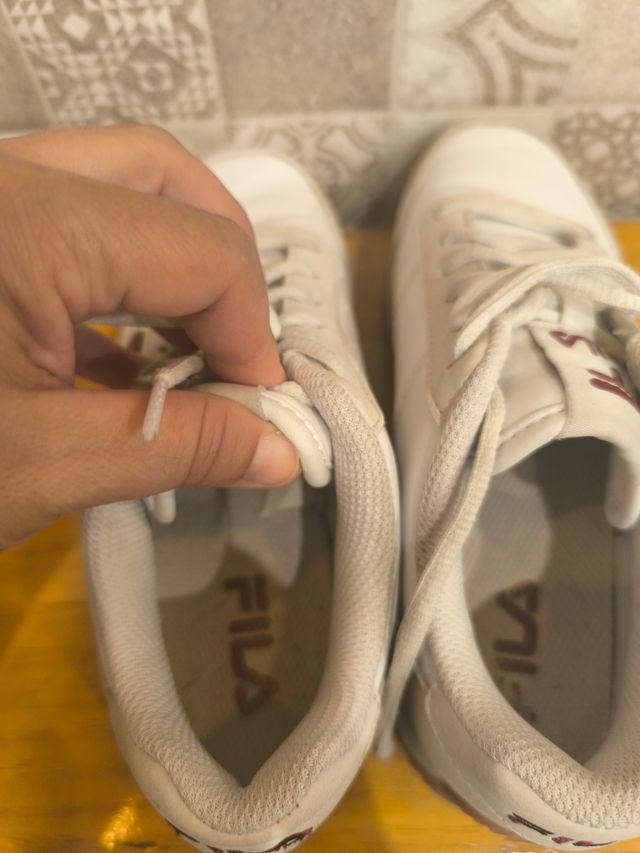 Zapatillas Fila blancas y moradas
