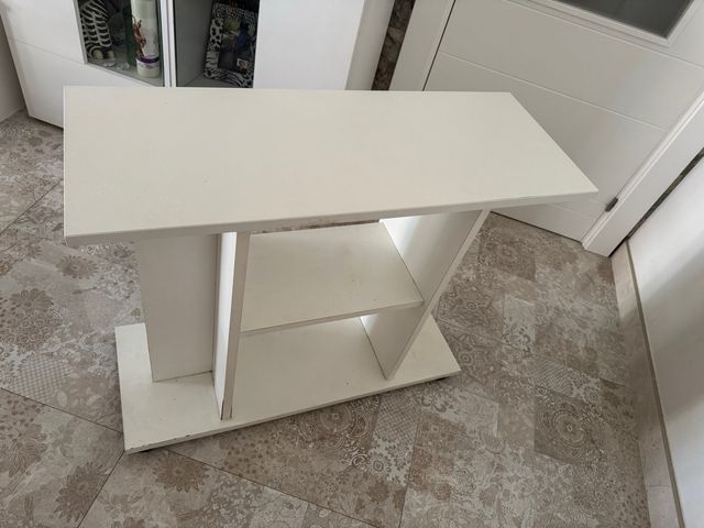 Mesa blanca de madera - Estantería