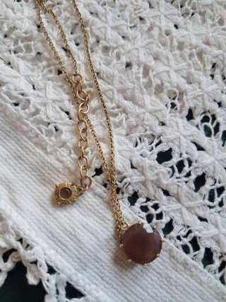 Collar Les Nereides dorado con piedra rosa