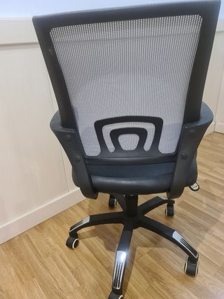 Silla oficina giratoria negra y gris regulable