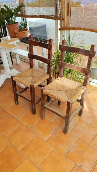 2 sillas mimbre y madera