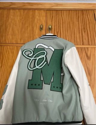 Cazadora bomber verde y blanca