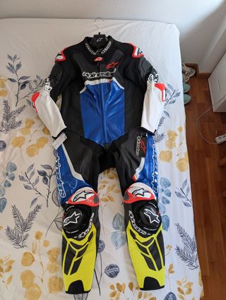 Mono Alpinestars GP Tech V4 - Talla 56