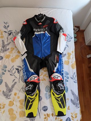 Mono Alpinestars GP Tech V4 - Talla 56