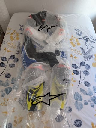 Mono Alpinestars GP Tech V4 - Talla 56
