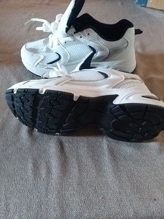 Scarpe sportive blu e bianche
