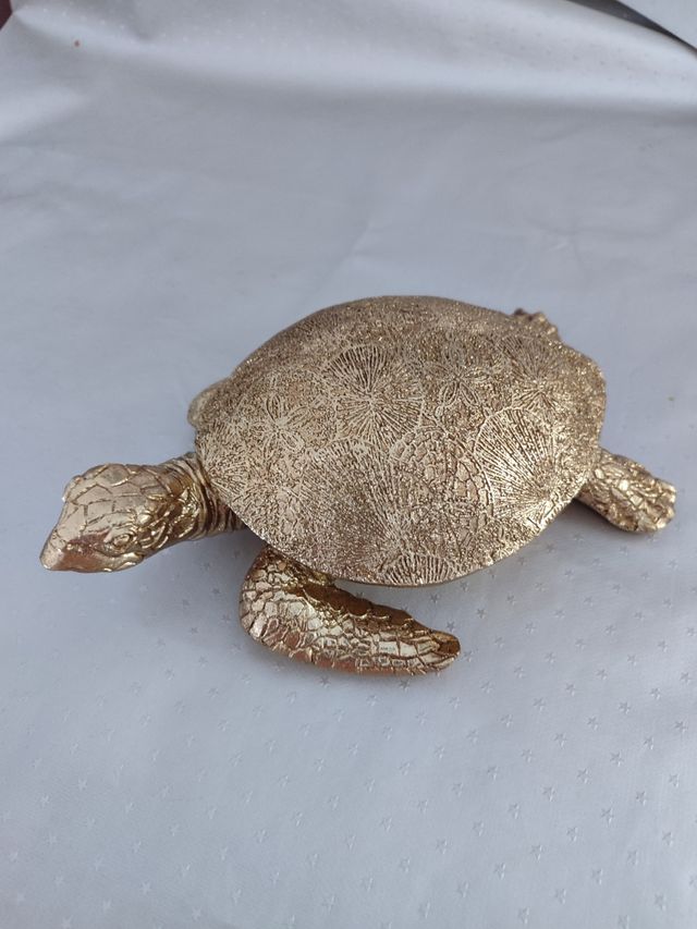 Tortuga dorada decorativa