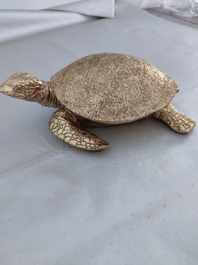 Tortuga dorada decorativa