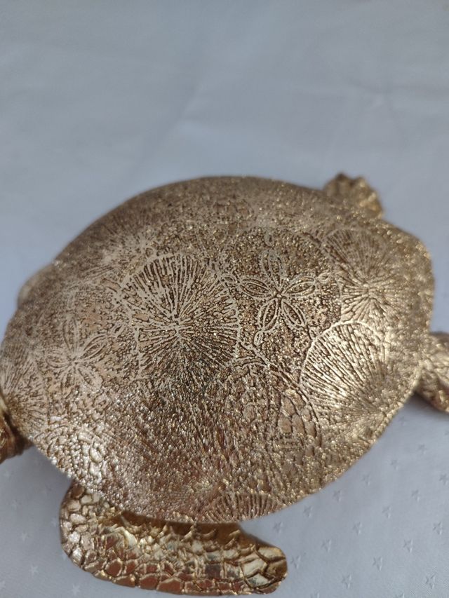 Tortuga dorada decorativa