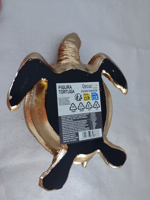 Tortuga dorada decorativa