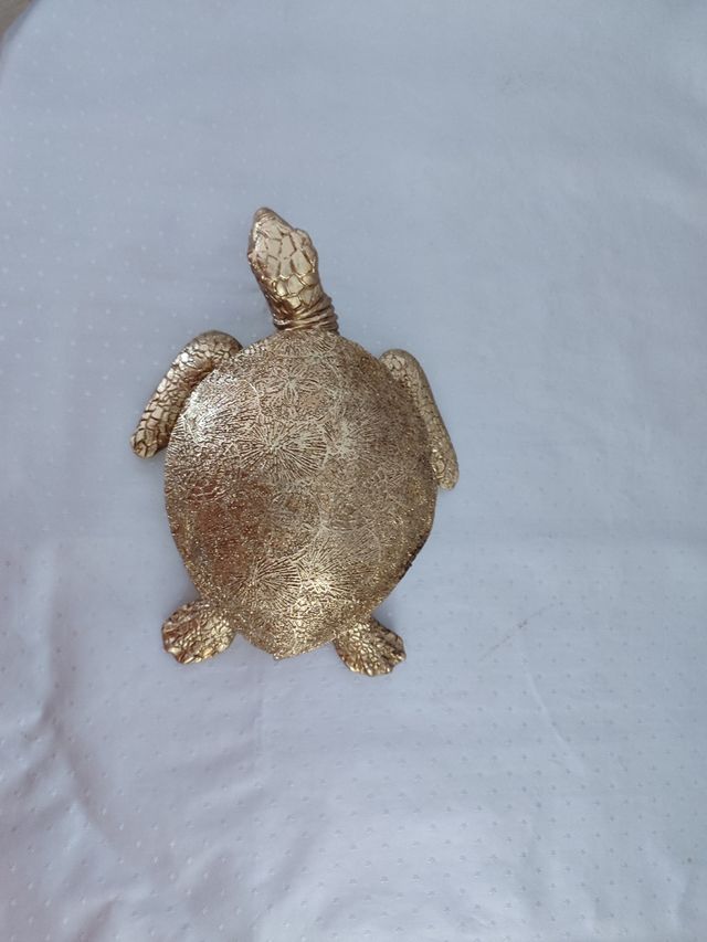 Tortuga dorada decorativa