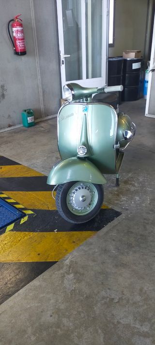 Vespa clásica verde 