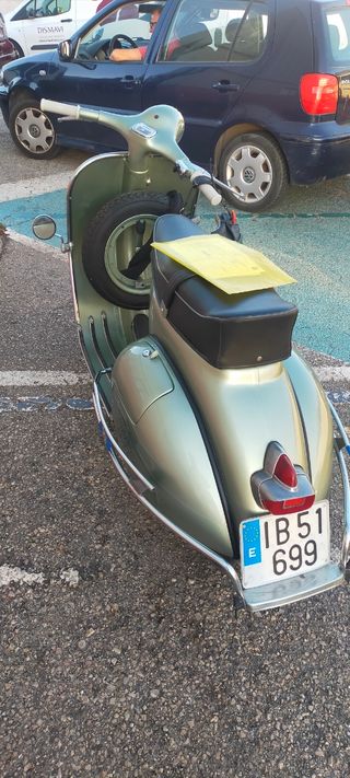 Vespa clásica verde 