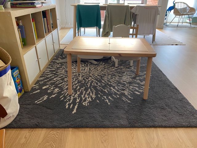 Mesa infantil de madera con 2 bandejas