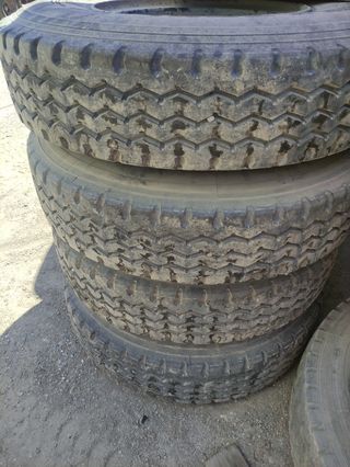 4 Llantas camión 20" usadas 12,00 20 y 11,00 20