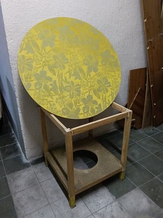 Mesa camilla amarilla de madera
