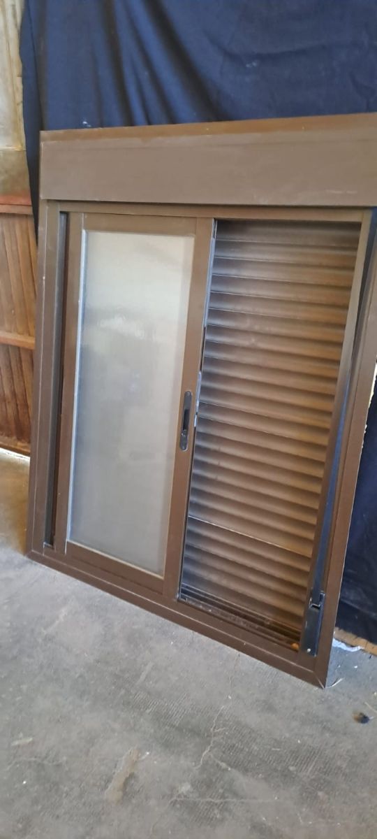 Dos Ventanas de aluminio marrones