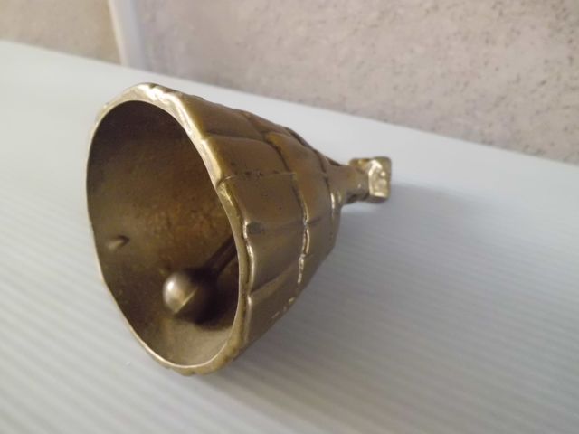 Campanella in ottone a forma di donna