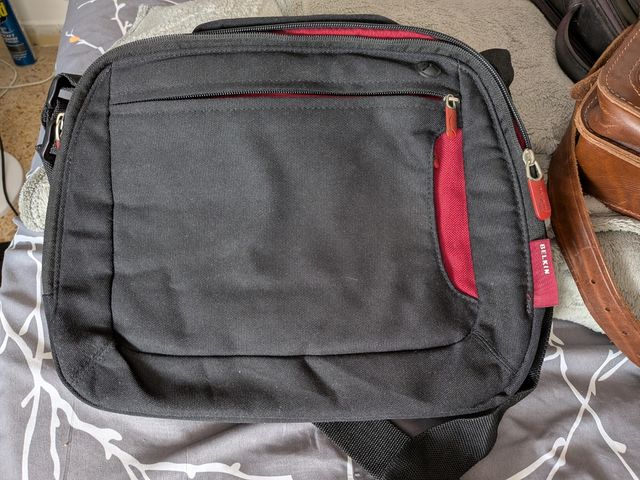 Bolso Belkin bandolera negro-rojo