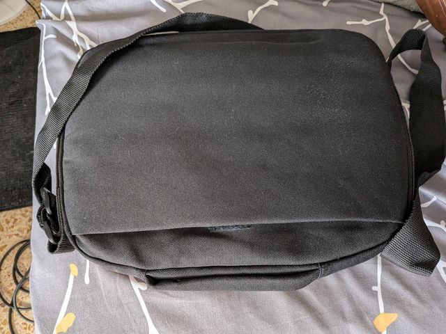 Bolso Belkin bandolera negro-rojo