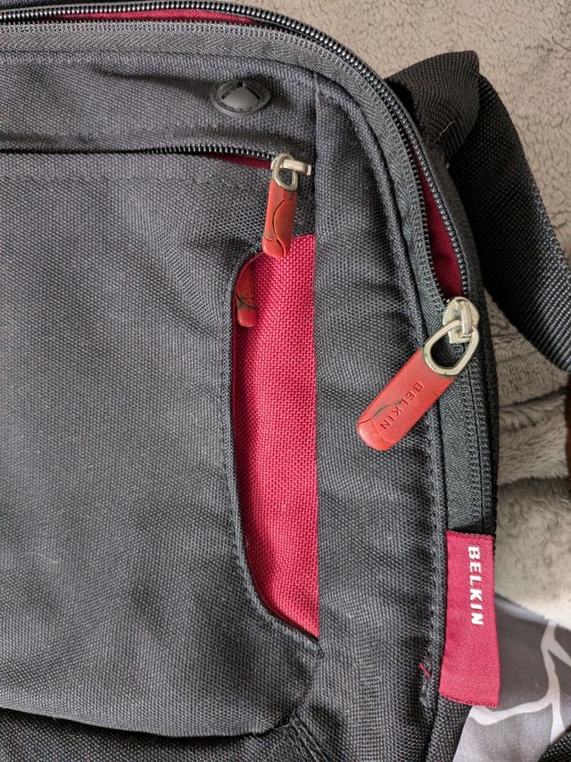 Bolso Belkin bandolera negro-rojo