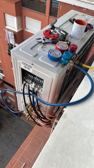 Instalador de aire acondicionado, carga de gas