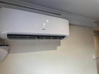 Instalador de aire acondicionado, carga de gas