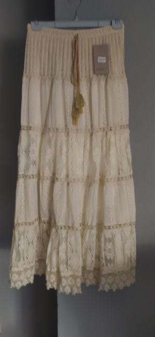 Falda larga beige ibicenca con encaje. 
