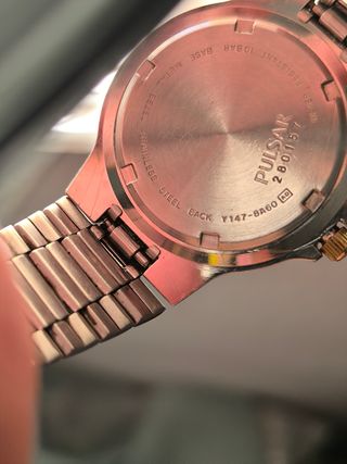 Reloj Pulsar dorado y plateado