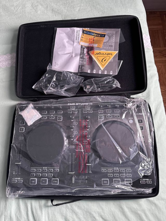Behringer CMD Studio 4A: Controladora DJ