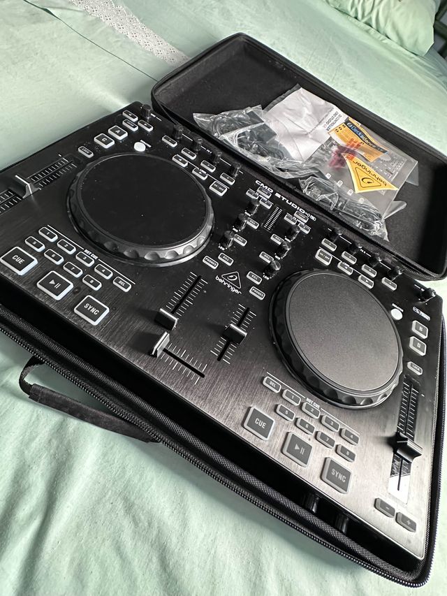 Behringer CMD Studio 4A: Controladora DJ