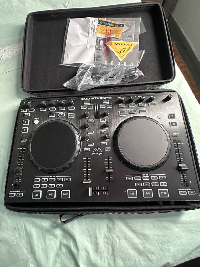Behringer CMD Studio 4A: Controladora DJ