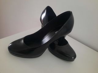 Tacones negros elegantes
