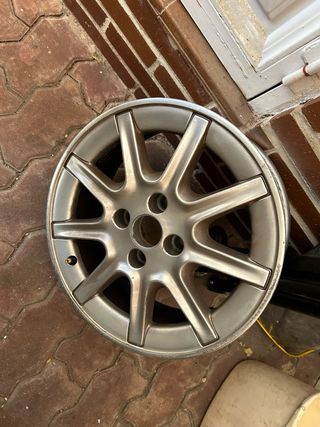 Llanta Renault 15" original en muy buen estado