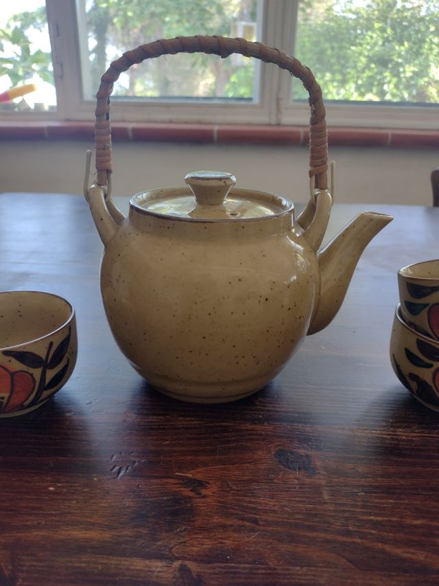 Teiera e 5 tazzine vintage