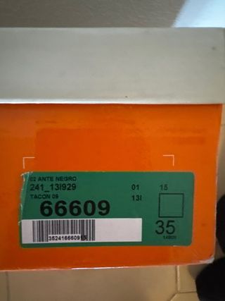 Botines negros ante plataforma