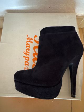 Botines negros ante plataforma