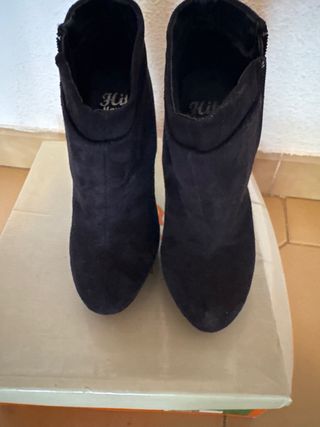 Botines negros ante plataforma