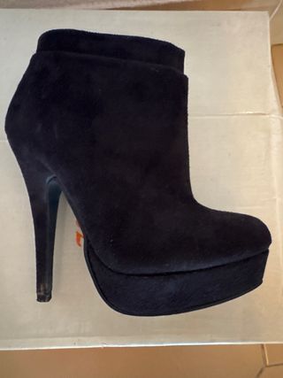 Botines negros ante plataforma