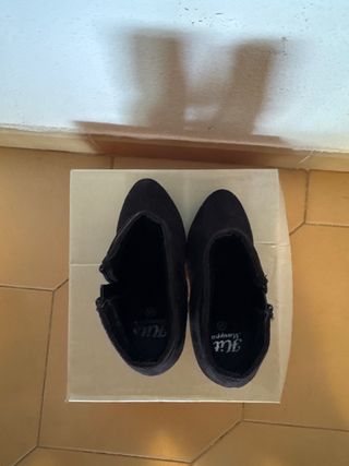 Botines negros ante plataforma