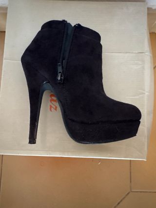 Botines negros ante plataforma