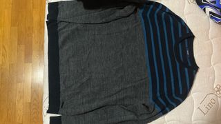 Maglione blu e grigio a righe