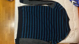 Maglione blu e grigio a righe