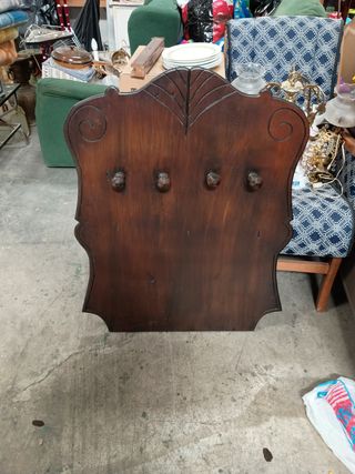Perchero de madera marrón antiguo