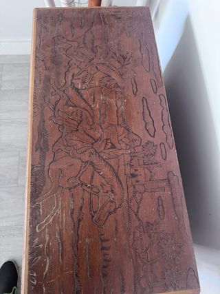 Baúl de madera tallado