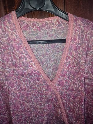 Blusa rosa e viola a fiori