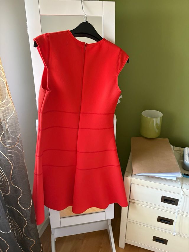 Vestido coral de corte envasé Sfera