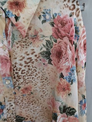 Camisa floral beige y rosa